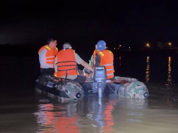 Nỗ lực tìm kiếm 3 cha con nghi nhảy cầu Bến Thủy