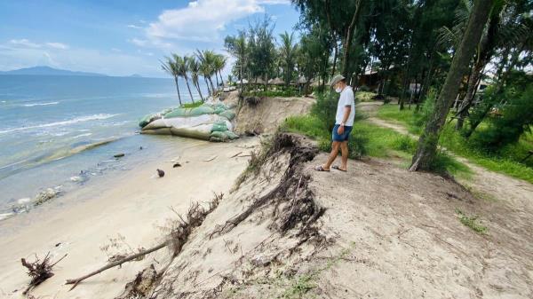 Xót xa nhìn bờ biển du lịch Hội An sạt lở sâu vào đất liền