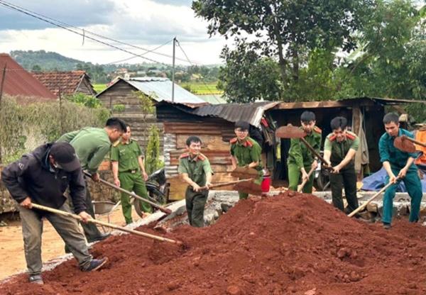 Công an xã Đắk Song quyết liệt triển khai chương trình xóa nhà tạm, nhà dột nát