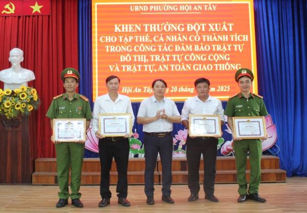 Khen thưởng các tập thể, cá nhân Công an phường Hội An Tây