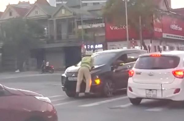 Cơ quan Công an đang điều tra làm rõ vụ tài xế ô-tô tông, hất CSGT lên nắp capo