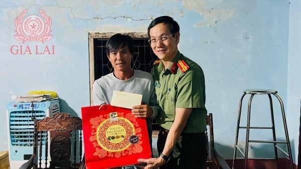 Lãnh đạo Công an tỉnh Gia Lai thăm hỏi, động viên tổ viên Tổ ANTT ở cơ sở bị thương khi làm nhiệm vụ