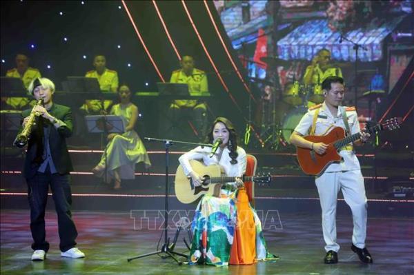 Hơn 1,1 tỷ đồng từ chương trình nghệ thuật Thắp sáng yêu thương ủng hộ đồng bào vùng bão lũ