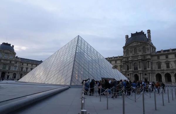 Cảnh sát Pháp tăng cường truy bắt nghi phạm thực hiện vụ trộm ở bảo tàng Louvre