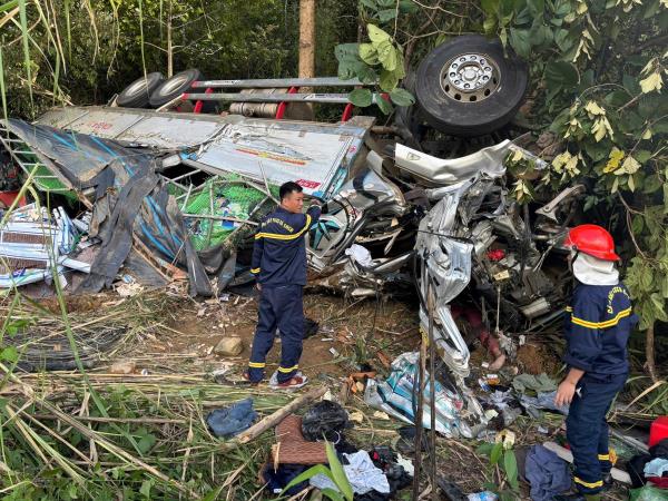 Lật xe tải làm 4 người thương vong