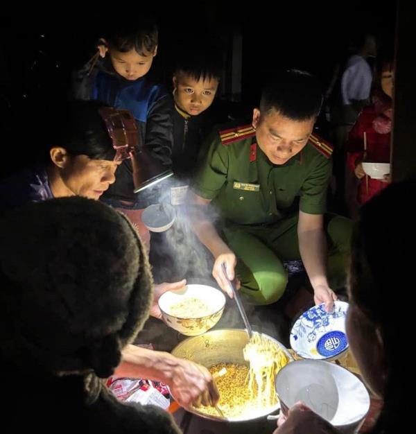 Trụ sở Công an xã Trà Leng trở thành nhà của gần 200 người dân chạy lũ