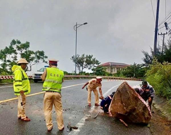 Cảnh sát giao thông thành phố Đà Nẵng chủ động khắc phục, chống ùn tắc giao thông tại các tuyến trọng yếu sạt lở đất đá
