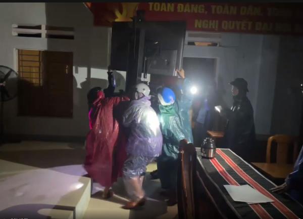 UBND xã Trà Leng di dời trong đêm do sạt lở uy hiếp