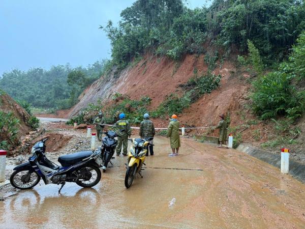 Công an xã A Vương sát cánh cùng nhân dân phòng chống lũ lụt