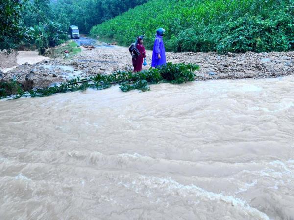 Lũ lớn chảy mạnh cắt ngang mặt đường quốc lộ 24C