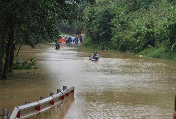 Mưa lớn kéo dài gây ngập lụt, sạt lở, nhiều địa phương học sinh nghỉ học