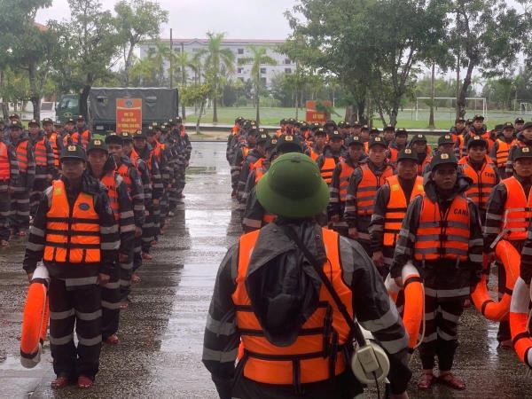 Trung đoàn CSCĐ Trung bộ lao vào tâm lũ cứu dân, cứu sống nhiều người trong gang tấc