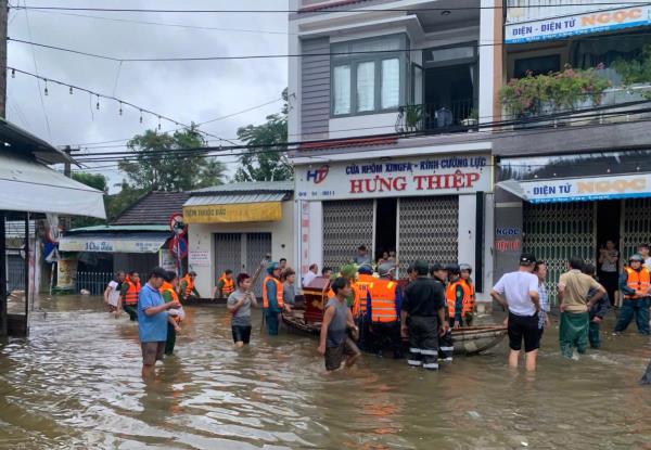 Công an xã Hòa Vang hỗ trợ gia đình người dân có người thân mất đưa tang trong mưa lũ