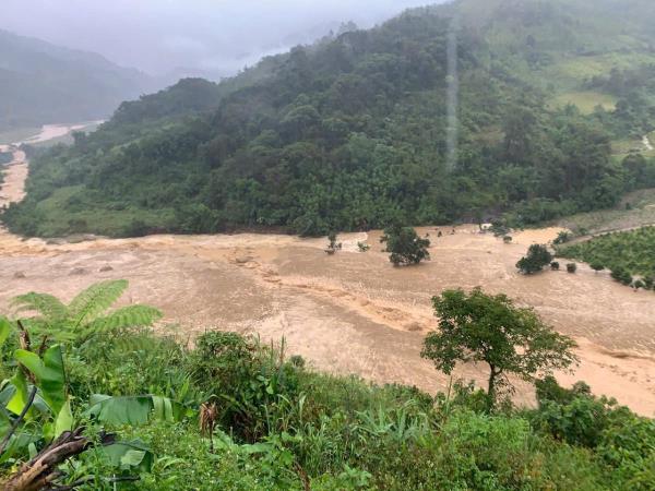Quảng Ngãi: Nổ lớn, sạt lở nghiêm trọng trong đêm, vùi lấp nhiều hoa màu gia súc