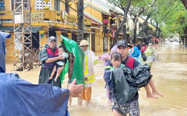 Cảnh sát PCCC  CNCH Đà Nẵng hỗ trợ nhiều người dân và du khách nước ngoài thoát lũ