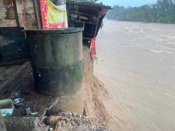 Nhiều người thương, vong do mưa lũ gây ra