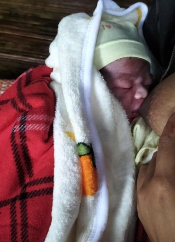 Nữ y sĩ lội bộ 5km đường núi đỡ đẻ thành công cho sản phụ