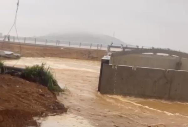 Khẩn trương khắc phục sự cố, ngăn nước sông Trà Khúc tràn ngược vào nội thành