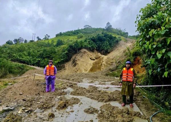 Tìm kiếm người đàn ông bị nước lũ cuốn trôi
