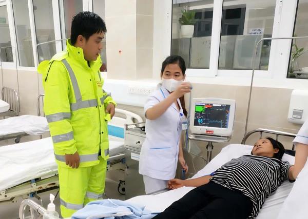 Một sản phụ sinh khó được Cảnh sát giao thông vượt mưa lũ đưa đến bệnh viện cấp cứu