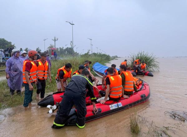 Đưa những người dân mắc kẹt giữa dòng lũ trên sông Trà Khúc vào bờ an toàn