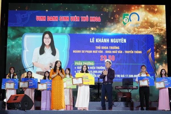 Trường Đại học Sư phạm Đà Nẵng khai khóa, chào đón hơn 2.700 tân sinh viên khóa 2025