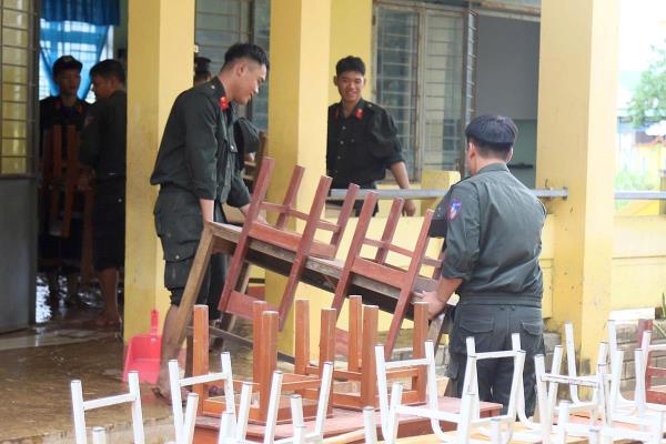 Trung đoàn Cảnh sát cơ động hỗ trợ người dân Quảng Ngãi dọn dẹp sau lũ