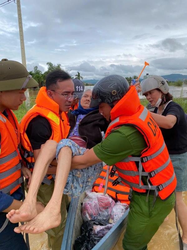 Công an xã Hòa Tiến tiếp tế lương thực, đưa người già, trẻ em ra khỏi vùng ngập lụt