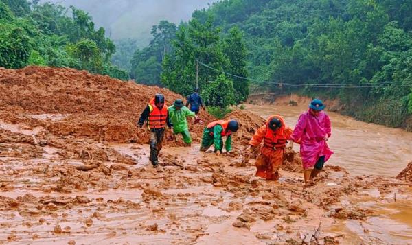 Công an xã A Vương băng mưa lũ, sạt lở tiếp cận ứng cứu các thôn bị cô lập, mất liên lạc