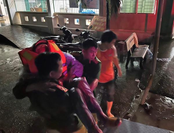 Công an xã Việt An đưa cụ ông 101 tuổi bị rắn cắn đến bệnh viện an toàn