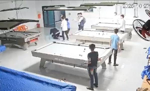 Ẩu đả trong quán bi-a, một học sinh bị thương nặng
