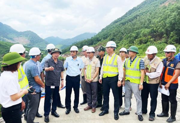 Phó Thủ tướng Chính phủ Trần Hồng Hà thị sát và chỉ đạo khắc phục hư hỏng cao tốc La Sơn – Hòa Liên do mưa lũ gây ra