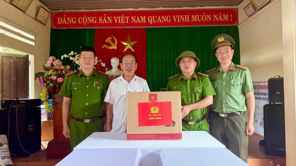 Lãnh đạo Công an TP Đà Nẵng thăm, động viên lực lượng Công an cơ sở và nhân dân vùng lũ