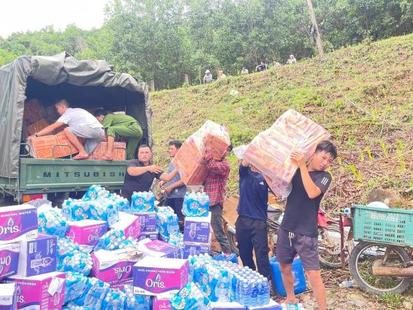 Công an phường Sơn Trà vận chuyển hàng hóa thiết yếu hỗ trợ đồng bào vùng lũ