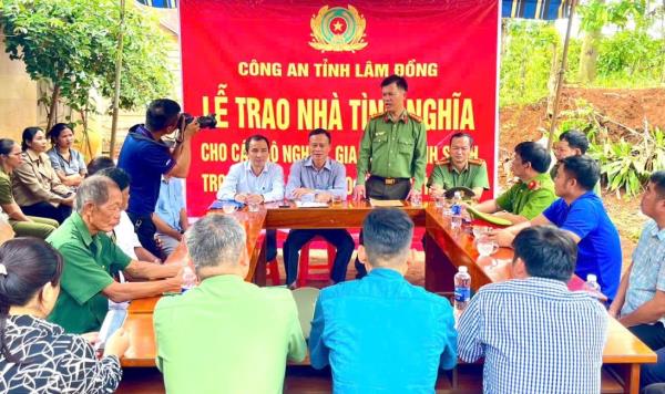 Công an tỉnh Lâm Đồng bàn giao 3 căn nhà tình nghĩa cho các hộ nghèo, hộ gia đình chính sách trong vùng đồng bào DTTS xã Đắk Song