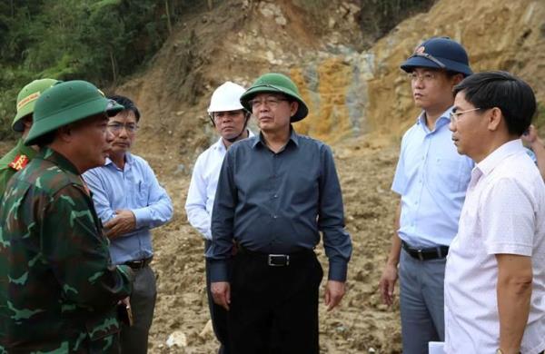 Phó Thủ tướng Hồ Quốc Dũng kiểm tra tình hình sạt lở tại xã Ngọc Linh