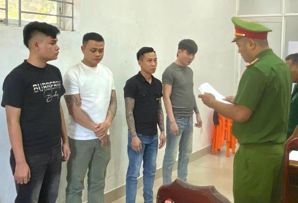 Khởi tố nhóm đối tượng Gây rối trật tự công cộng và Cố ý gây thương tích