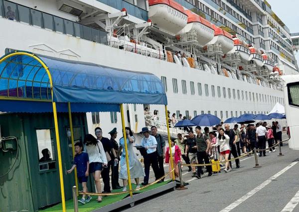 Đà Nẵng đón chuyến tàu biển với gần 2.500 khách Trung Quốc cập cảng Tiên Sa