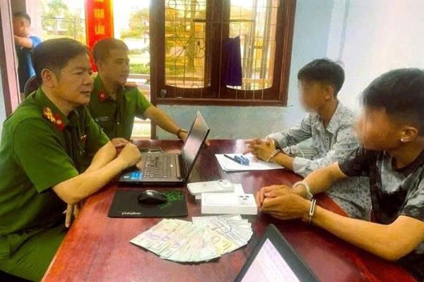 Cặp đôi đạo chích sa lưới