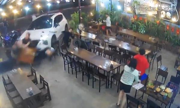 Tài xế lái xe 7 chỗ lao thẳng vào quán nhậu khiến 1 người chết