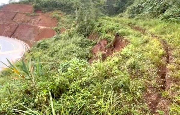 Xuất hiện hai vệt nứt núi dài 45m trên taluy dương Quốc lộ 24