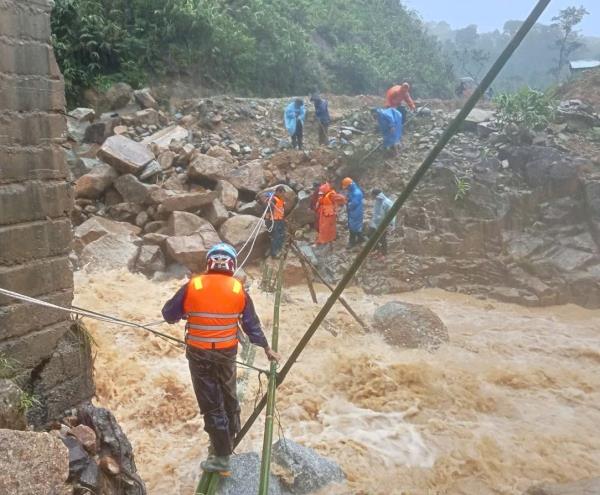 Thót tim cảnh đưa cô giáo vùng cao mang bầu đi sinh