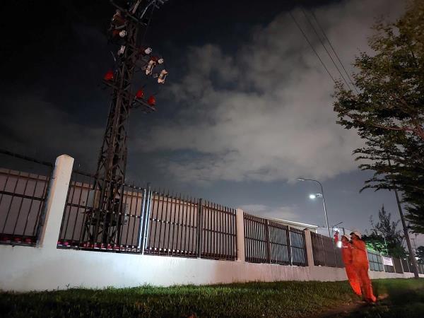 Hàng ngàn hộ dân mất điện gần 2 giờ do nổ trụ điện trong đêm