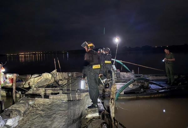 Triệt phá đường dây khai thác cát trái phép quy mô lớn trên sông Trà Khúc