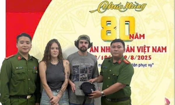 Công an phường trao trả tài sản cho du khách quốc tịch Nga