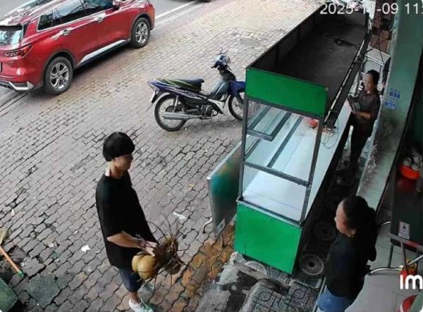 Công Phượng tặng dừa tạo viral trên mạng