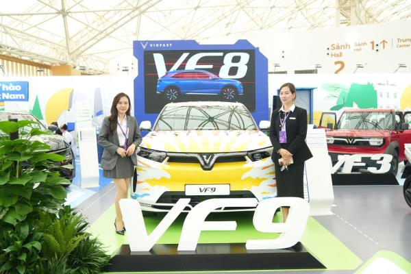 Vượt cả trăm cây số tới Tuần lễ Công nghiệp và Công nghệ Việt Nam 2025, khách muốn đổi xăng sang điện ngay khi lái thử xe VinFast