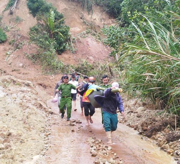 Công an xã Tây Giang kịp thời đưa người dân qua khu vực sạt lở đi cấp cứu