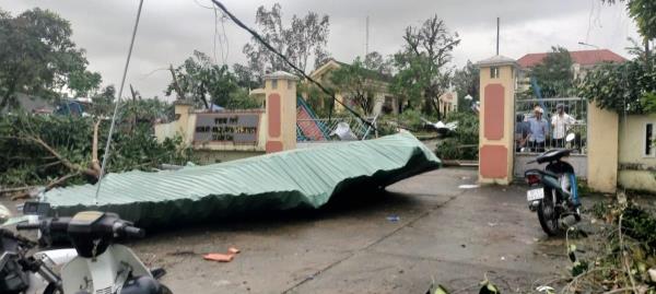 Lốc xoáy càn quét trong đêm, hàng chục nhà dân bị tốc mái