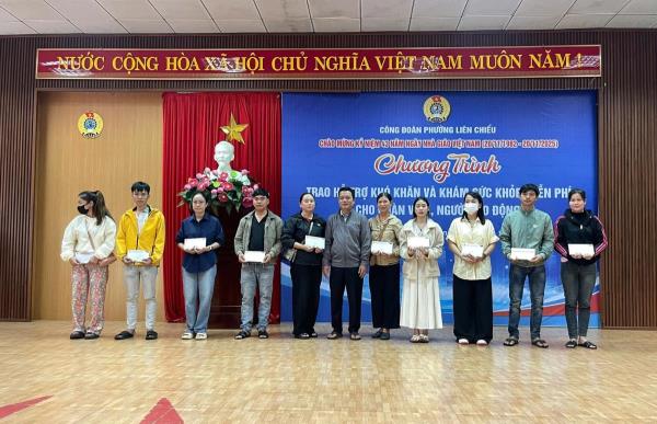 Trao quà, khám sức khỏe miễn phí cho đoàn viên, người lao động